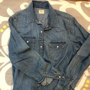 GAP Blue chambray western style snap front shirt